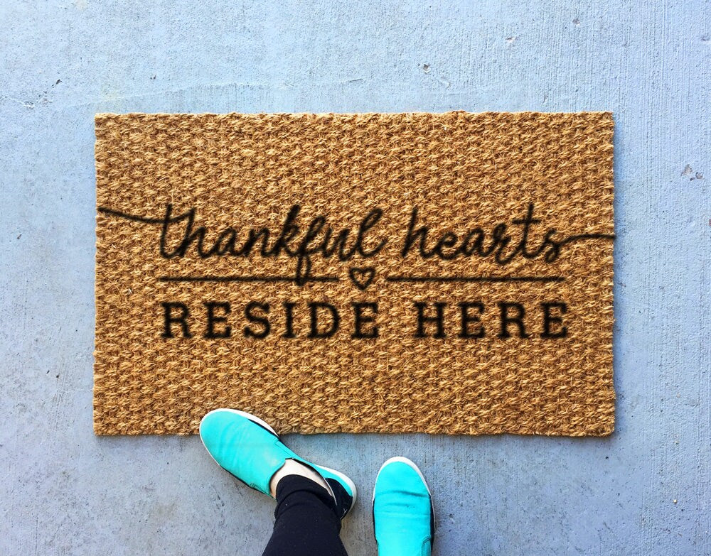 Outdoor Welcome Mat - Thankful Hearts Reside Here - Front Doormat, Outdoor Rug, Welcome rug - Housewarming Gift, Gifts for him her