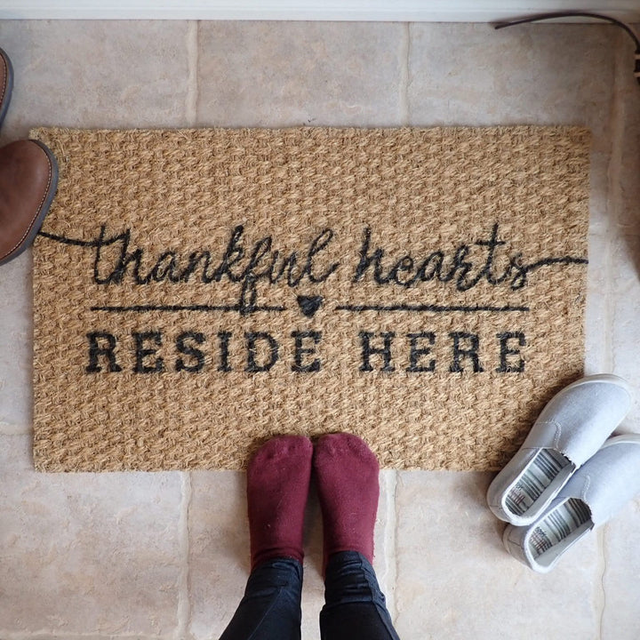 Outdoor Welcome Mat - Thankful Hearts Reside Here - Front Doormat, Outdoor Rug, Welcome rug - Housewarming Gift, Gifts for him her