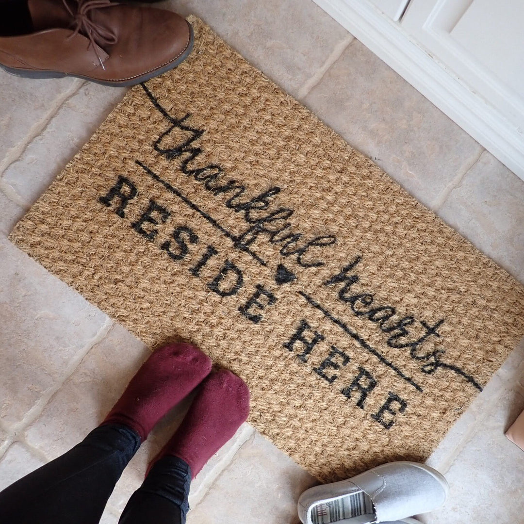 Outdoor Welcome Mat - Thankful Hearts Reside Here - Front Doormat, Outdoor Rug, Welcome rug - Housewarming Gift, Gifts for him her